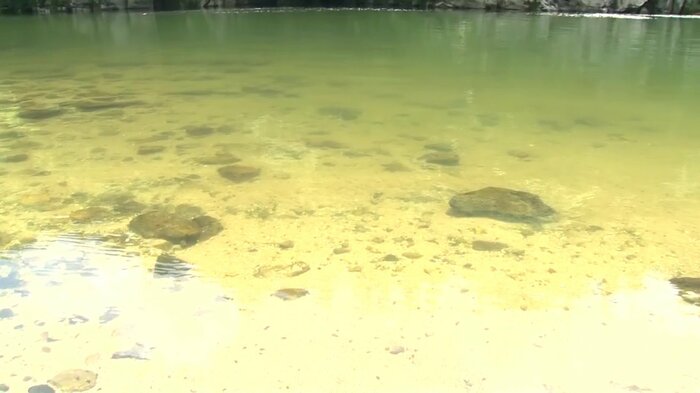 一見すると、川岸は浅く見える