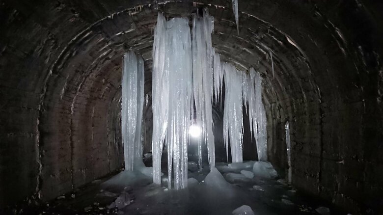 外出自粛中に届けたい「氷の絶景」幅200ｍの“巨大氷柱”に“トンネル氷柱”…秘境に氷の神殿｜FNNプライムオンライン