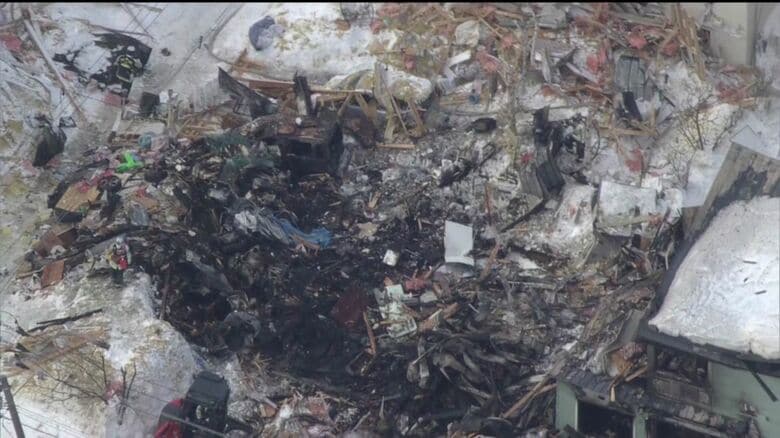 【最新】住宅で爆発火災…遺体はパート従業員の62歳女性と判明_現場は半径130メートルの範囲で建物60棟に被害...地中の配管で供給されているプロパンガス漏れ出し引火して爆発したか〈北海道札幌市〉｜FNNプライムオンライン