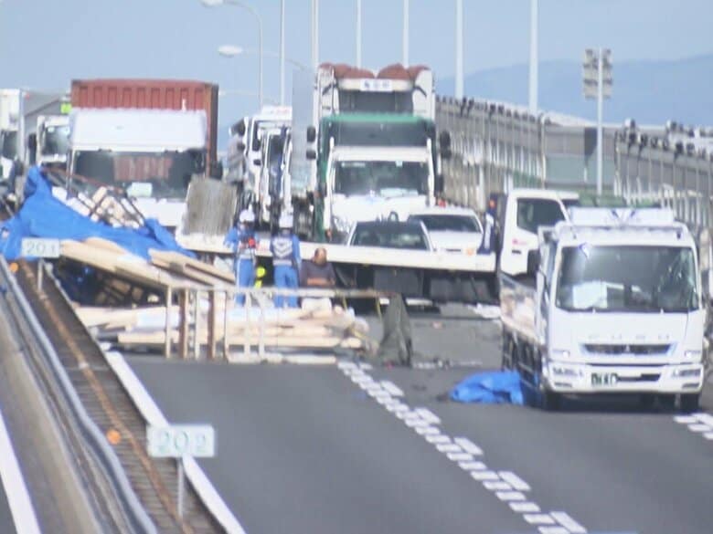積み荷散乱し約5時間通行止めに…高速道路で3台が絡む事故 非常駐車帯に停車のトラックに後続トラックが追突｜FNNプライムオンライン