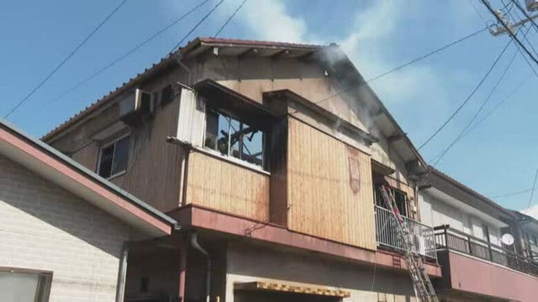 西予市で住宅１棟が全焼する火事　一人暮らしの７０代男性が手足にケガ「台所で火使っていた」【愛媛】｜FNNプライムオンライン
