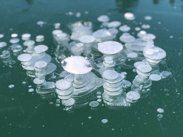 北海道の湖から聞こえる“謎の音”…氷の芸術「アイスバブル」のメカニズムも解説｜FNNプライムオンライン
