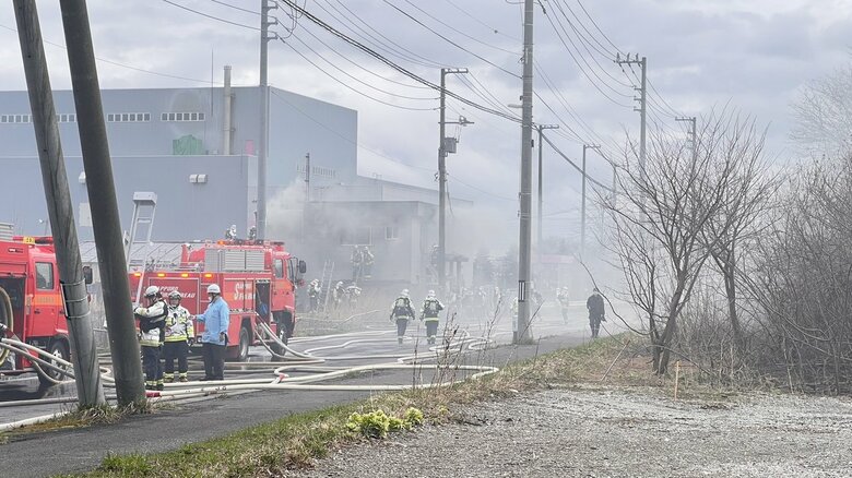 【火事の速報】2階建て工場内部が焼ける火事―消防による消火活動続く…札幌市民の憩いの場「モエレ沼公園」近くで白煙が周囲を包み込む〈北海道札幌市〉｜FNNプライムオンライン