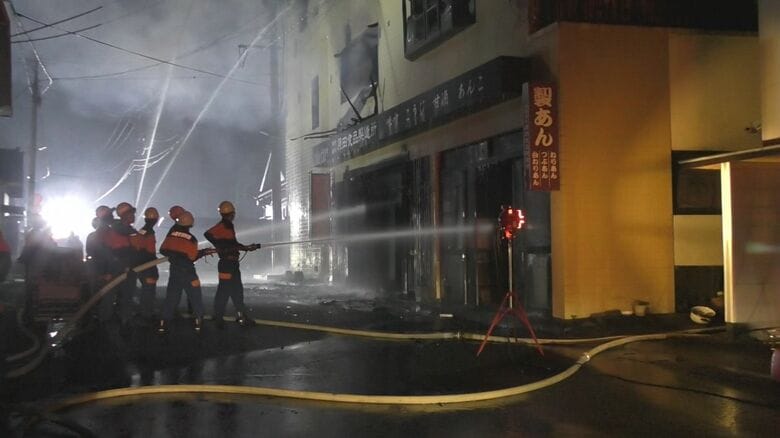 「むしゃくしゃしてやった」熊本・山鹿市の店舗兼住宅に火をつけ全焼させた疑いで40代の娘を現行犯逮捕　70代両親と親子げんかか｜FNNプライムオンライン