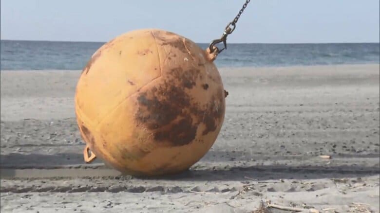 “ナゾの球体”海岸から撤去…正体は？ 不思議な「巨大漂着物」過去にも各地で｜FNNプライムオンライン