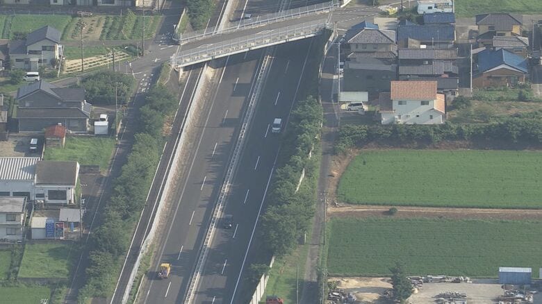 自動車専用道路で走行中の車から転落か 23歳女性が意識不明の重体 運転手の男を酒気帯び運転の疑いで逮捕｜FNNプライムオンライン