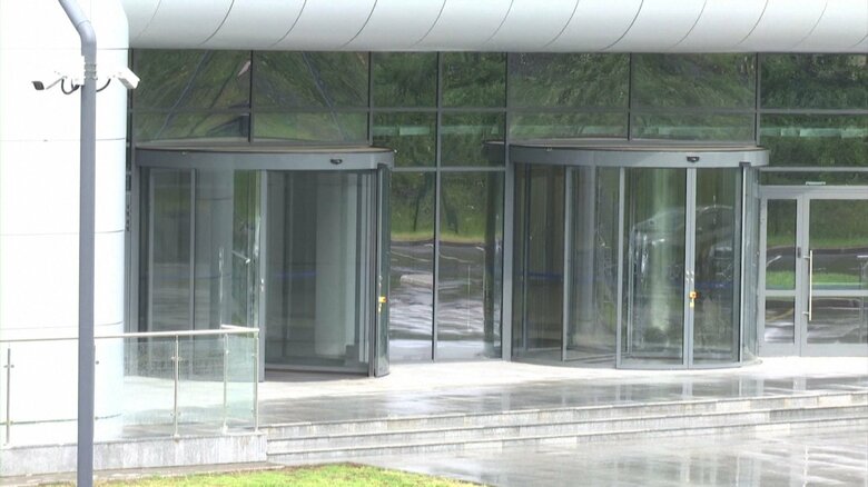 ワグネル拠点から看板外される「移転し活動継続」と広報担当者　ベラルーシの元軍事基地に新設の“建物”も…｜FNNプライムオンライン