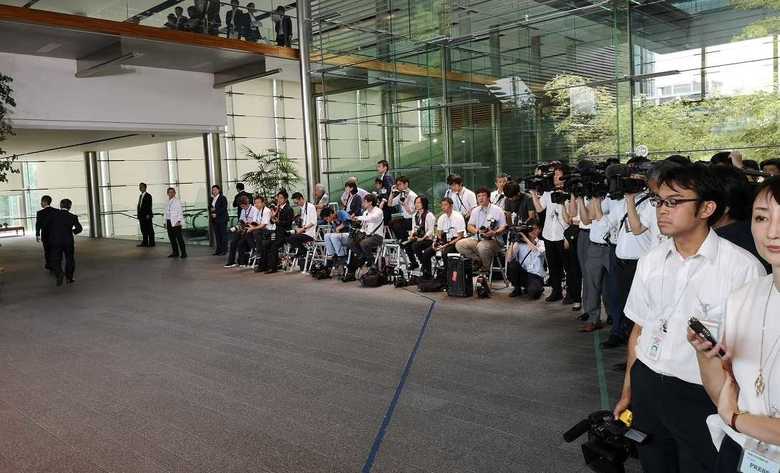 官邸エントランス 通常は青線まで 今回は取材者が多く緑の線まで下がることに