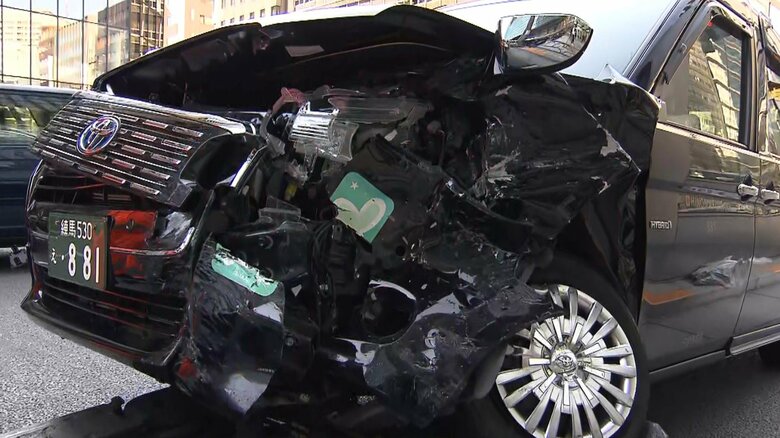 衝突されたタクシーは、車の前部が大破していた。