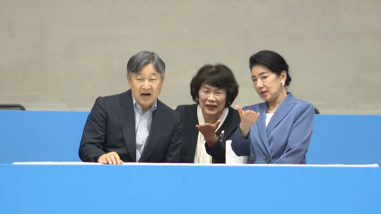 観戦される天皇皇后両陛下