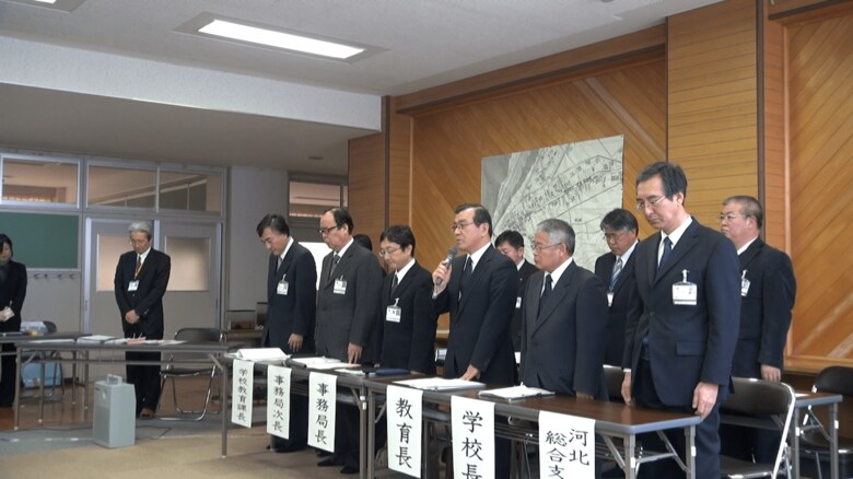 石巻市教育委員会による保護者説明会。映像では説明する職員に口止めのそぶりを示す幹部の姿が映っている。