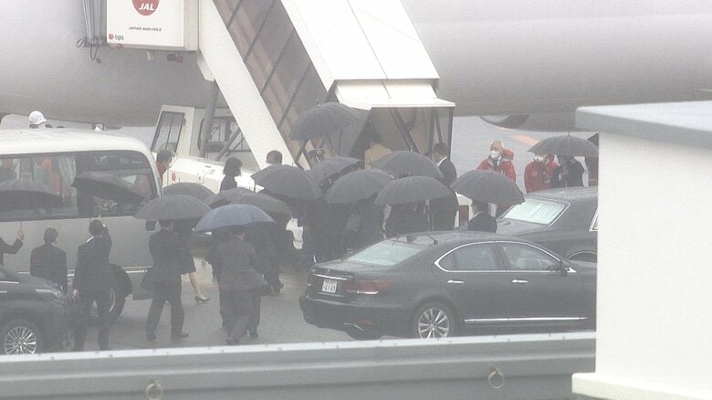 予備機に搭乗される両陛下