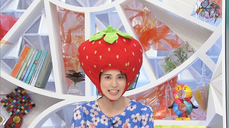 イチゴのかぶり物をかぶってやる気満々な永島キャスター