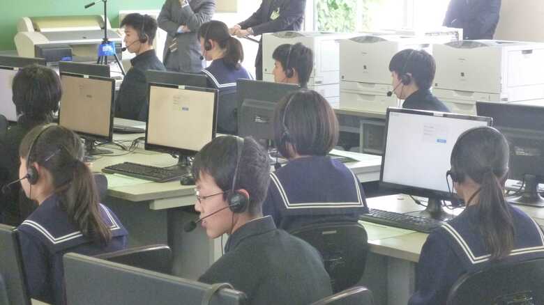 5月開催予備調査　生徒はヘッドセットを装着し画面に表示される問題にしたがって音声を吹き込む