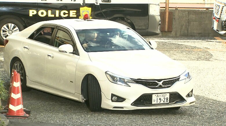 取り調べを終えて、警視庁の施設から出る小野田容疑者