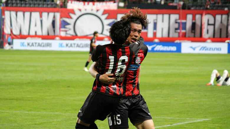 同点ゴールを決めた家泉怜依選手と長谷川竜也選手