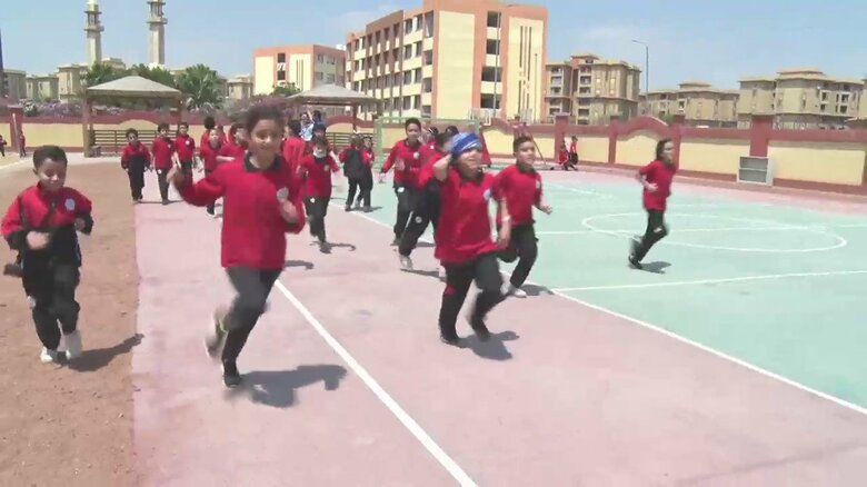 校庭で遊ぶ子どもたち