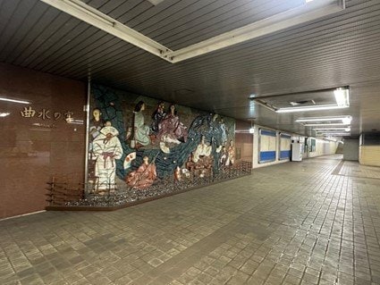 旧成田空港駅時代、多くの人の目にとまったであろうレリーフ