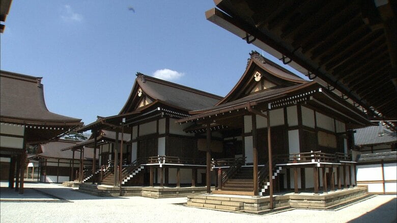インドネシア訪問を前に、陛下は皇居内の宮中三殿の賢所、皇霊殿、神殿で拝礼