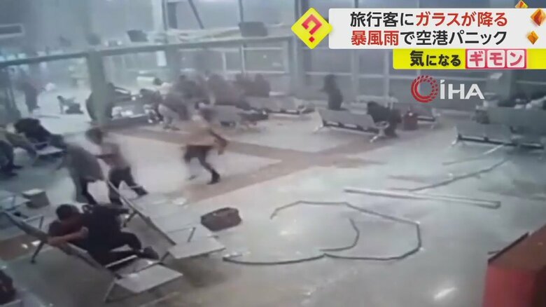 突然ガラスの破片が降り注ぎ、逃げ惑う人たち⑧