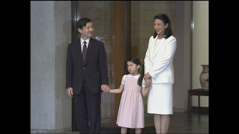帰国された皇太子さまを玄関で出迎えられた雅子さまと愛子さま