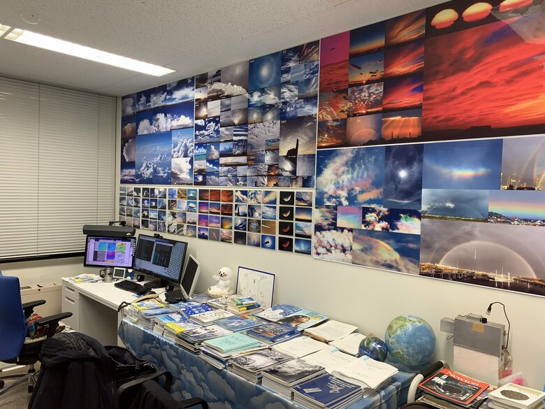 荒木さんの研究室　「もっとすごすぎる天気の図鑑」より（荒木健太郎／KADOKAWA）