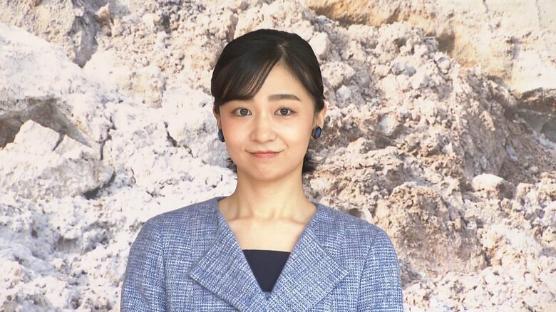 青い焼き物のイヤリング着用し「国際陶磁器フェスティバル」で初めてのテープカットに臨まれた佳子さま　