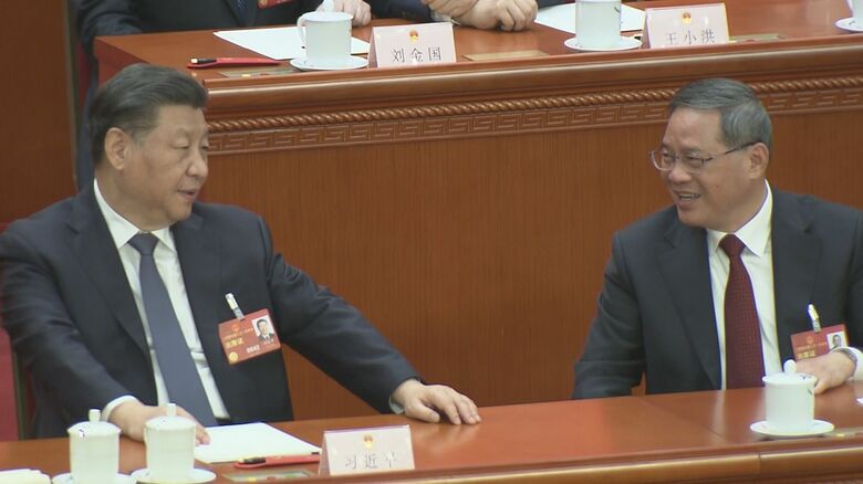 議場内で頻繁に言葉を交わしていた習主席と李強首相