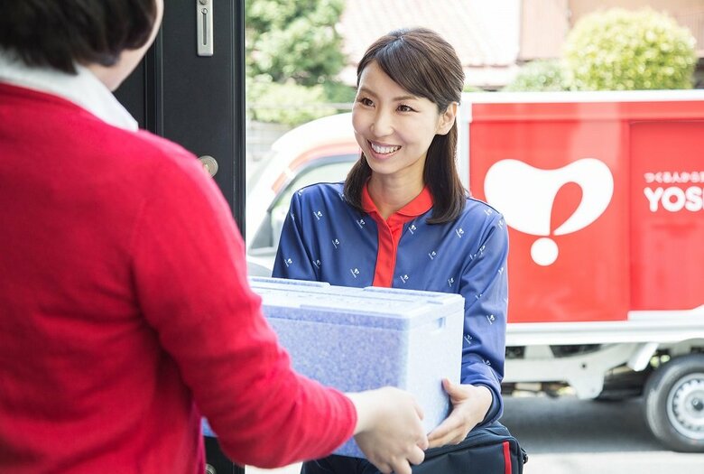 ヨシケイは配送スタッフが毎日自宅まで届けてくれる（画像提供：ヨシケイ開発）