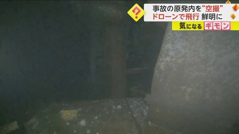 床に多くの破片が散乱している様子