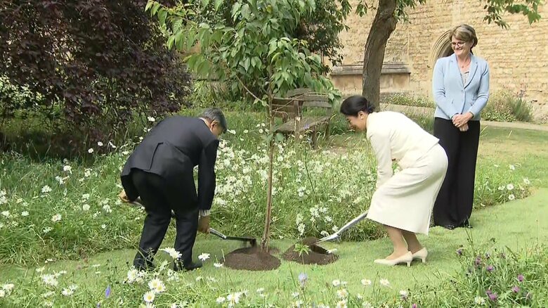 キャンパスの一角に訪問を記念して桜の木を植えらえた