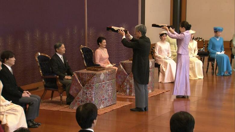 両陛下の歌が書かれた懐紙が運ばれる