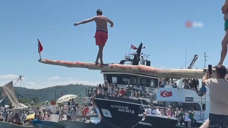 赤い水着の男性は慎重に歩みを進める