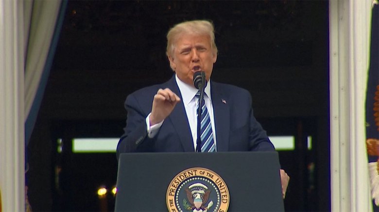 トランプ大統領 演説で支持訴え マスク外して笑顔も