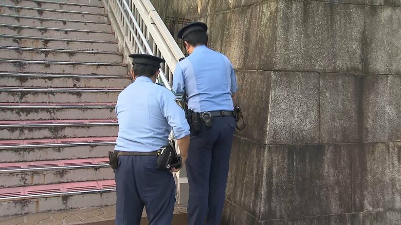 規制線を張る警察官