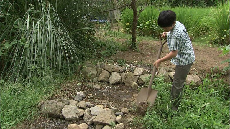 平成28年（2016）8月　水路の手入れをされる悠仁さま（赤坂御用地）