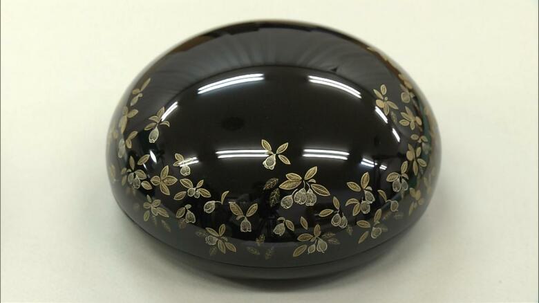 研修生・河澄銘華さんの作品 沈金菓子箱「苔桃」