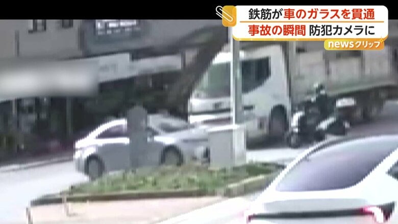 荷台に乗せていた鉄筋の束がずり落ち、車を直撃する瞬間（4月13日、トルコ・アンタルヤ）③