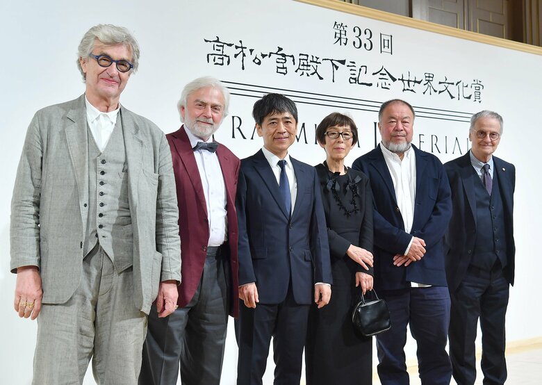 西沢立衛さん 妹島和世さん（中央）ヴェンダース監督らと共に（10月18日合同記者会見）© 日本美術協会／産経新聞
