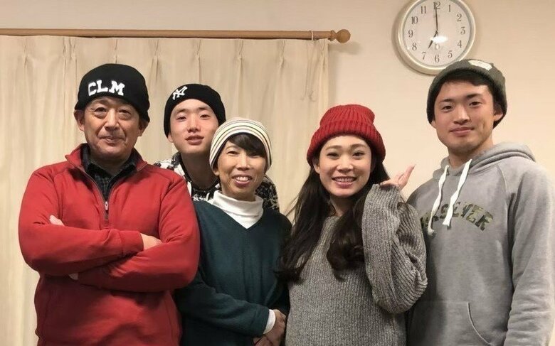 プロ入りを応援してくれた母とともに