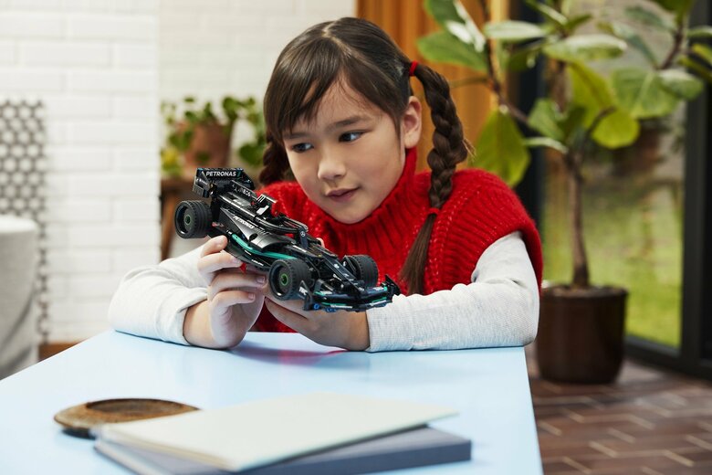 小さいながらも本格的な作りのレゴ テクニック  Mercedes-AMG F1 W14 Pull-Back