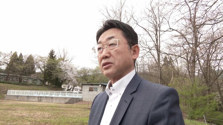 「グラウンドでの活動がしづらい」と話す尾去沢小学校・浅水英夫校長