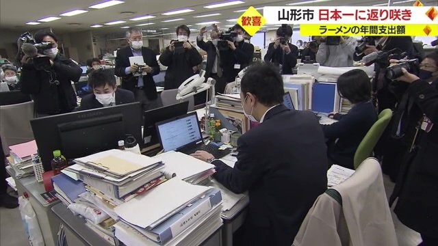 3人の職員がそれぞれの金額を読み上げている