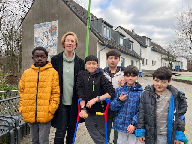 ビルギット代表（左から2番目）「子どもたちに安心して暮らせる状況を」