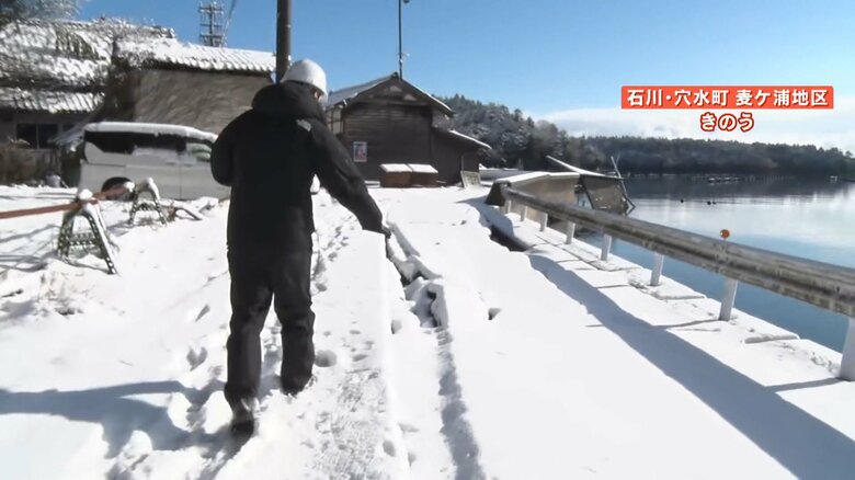 雪が降り積もった道を徒歩で進む