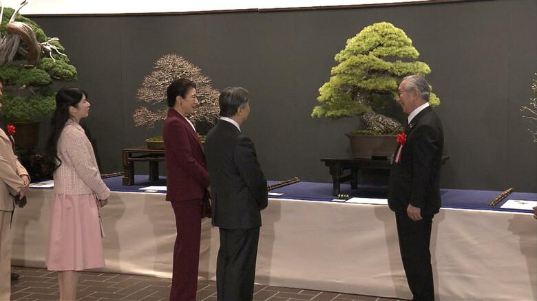 質問される皇后さま