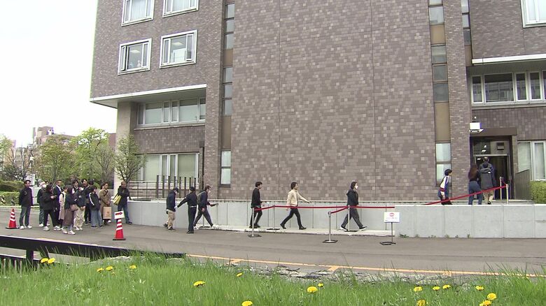 裁判は注目を集め、傍聴券は抽選となった