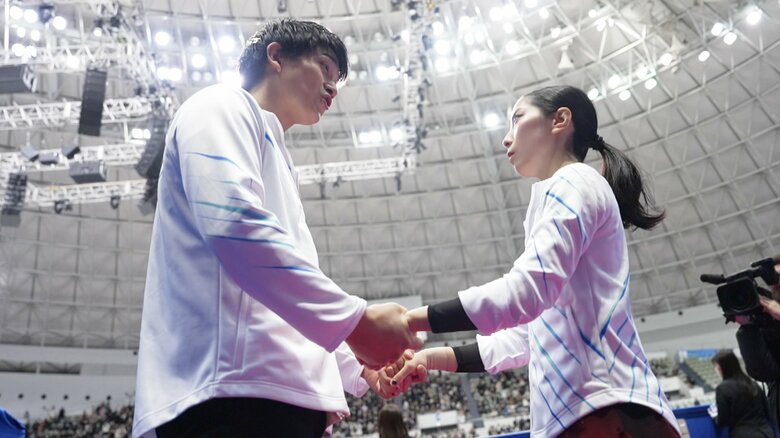 全日本選手権のフリー前、手を握り合う2人