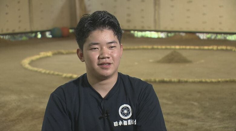 インタビューに応じる床空さん