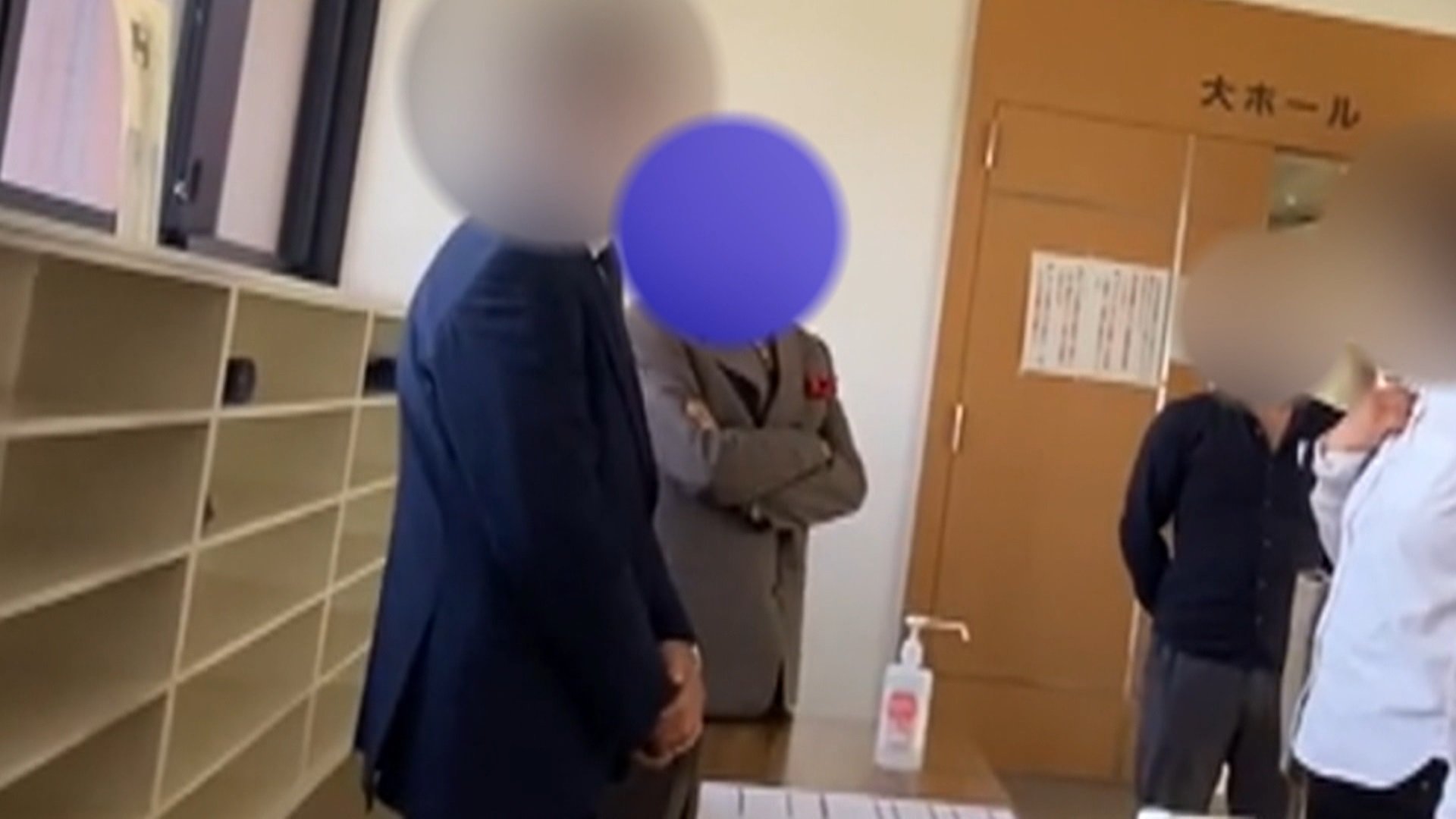 腕を組んで住民を追い返すA氏（5月7日撮影）